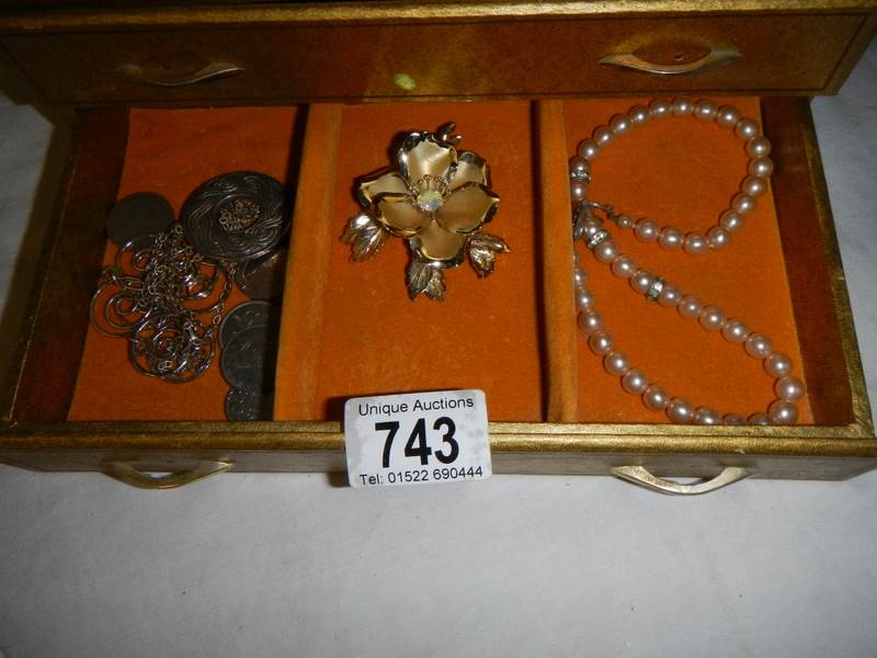 A jewellery box and jewellery including silver chain. - Image 2 of 8