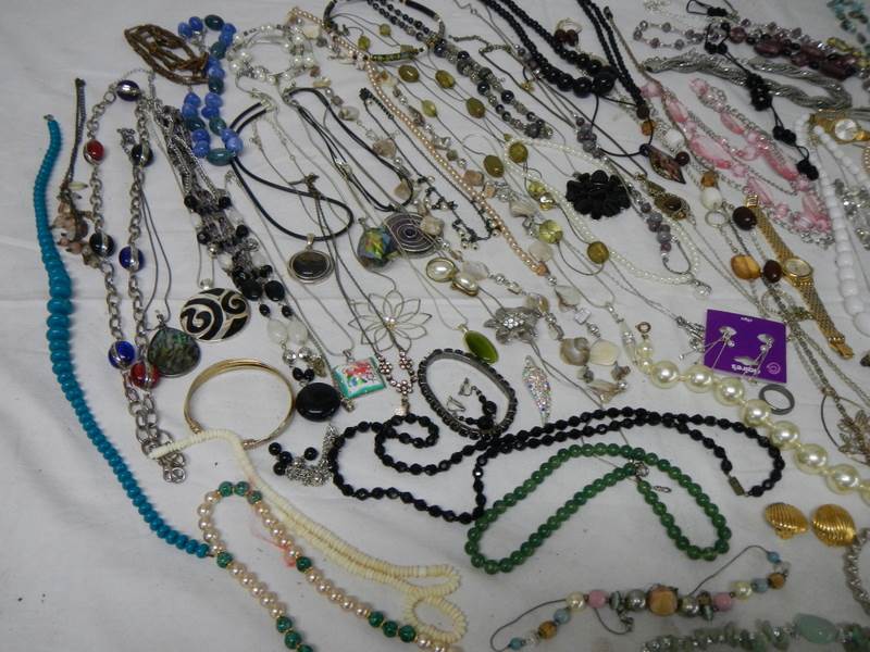 A good large lot of costume jewellery including necklaces, earrings, bracelets, wrist watch etc. - Image 8 of 11