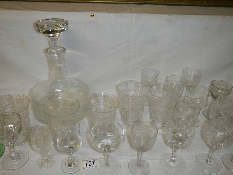 A modern decanter and various drinking glasses. - Image 3 of 4