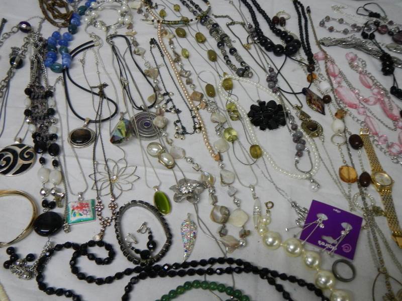 A good large lot of costume jewellery including necklaces, earrings, bracelets, wrist watch etc. - Image 11 of 11