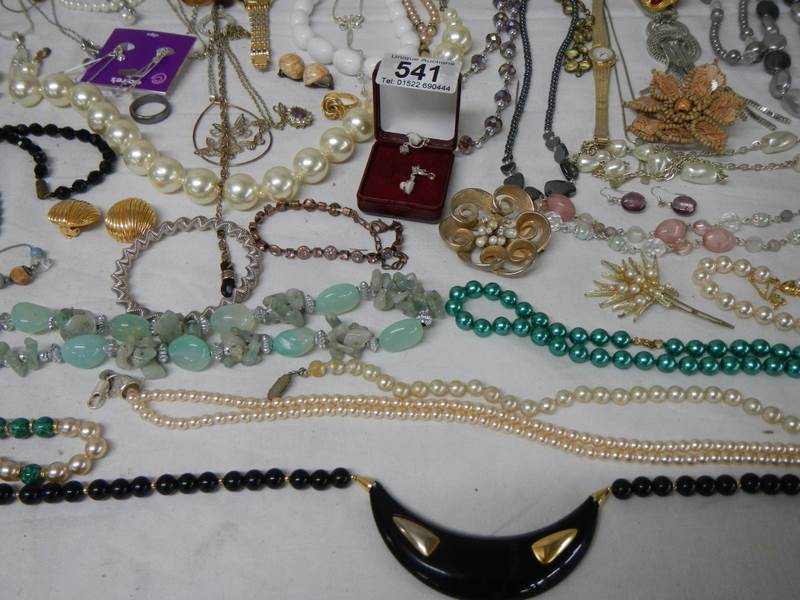 A good large lot of costume jewellery including necklaces, earrings, bracelets, wrist watch etc. - Image 2 of 11