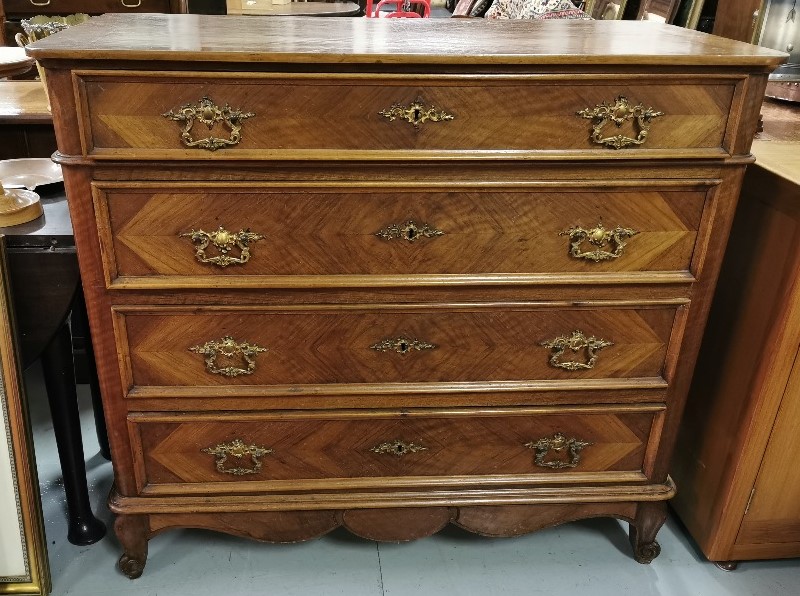 Early 20th C Continental walnut Chest of Drawers, with decorative gilt brass handles, cabriole feet,