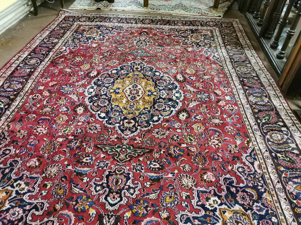 Large red ground Persian Mashad Carpet, floral medallion design, 3.8 x 2.8m - Image 3 of 3