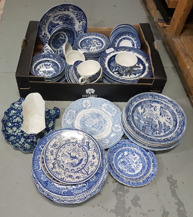 Box of modern Willow Pattern plates, tea cups, saucers & various blue and white bowls and plates