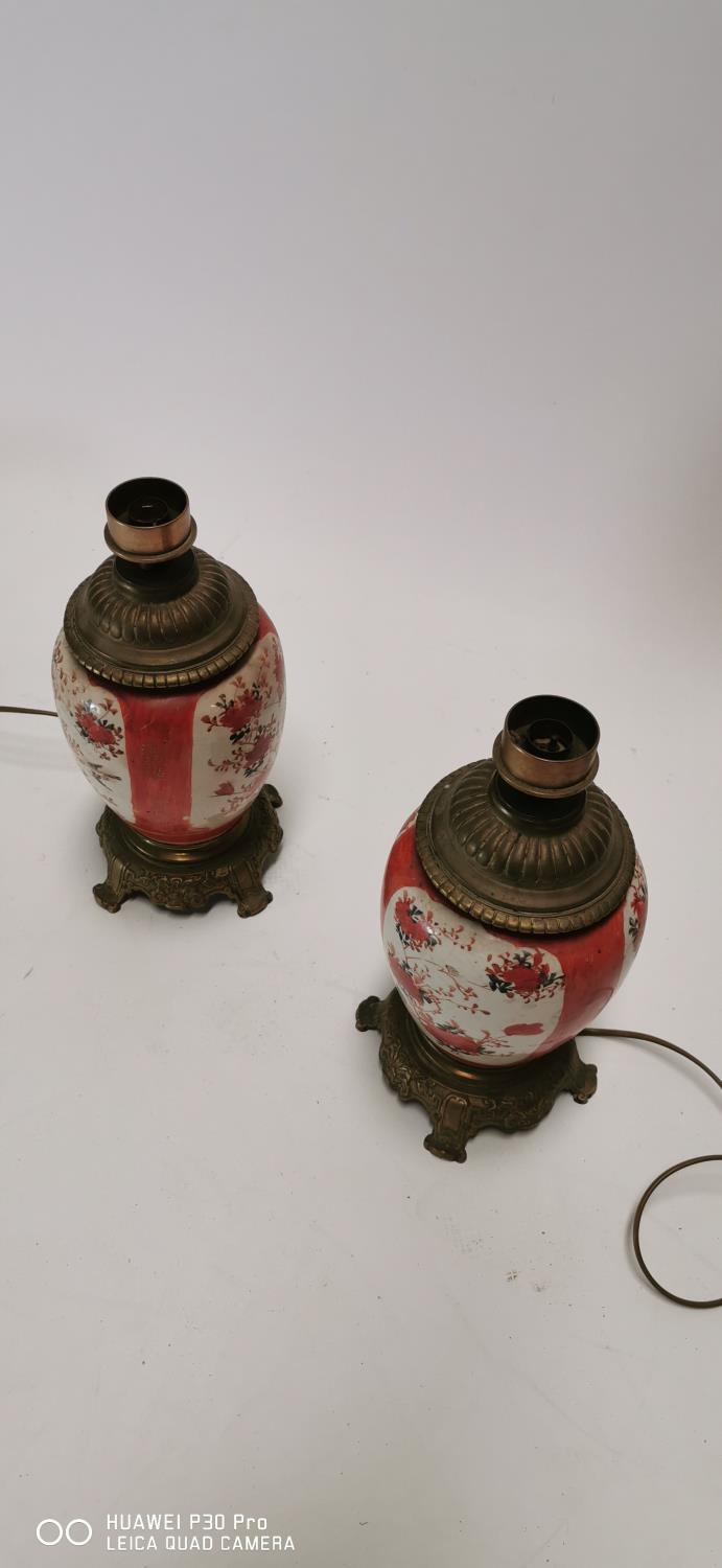 Pair of 19th C. brass and ceramic oriental table lamps. - Bild 2 aus 2