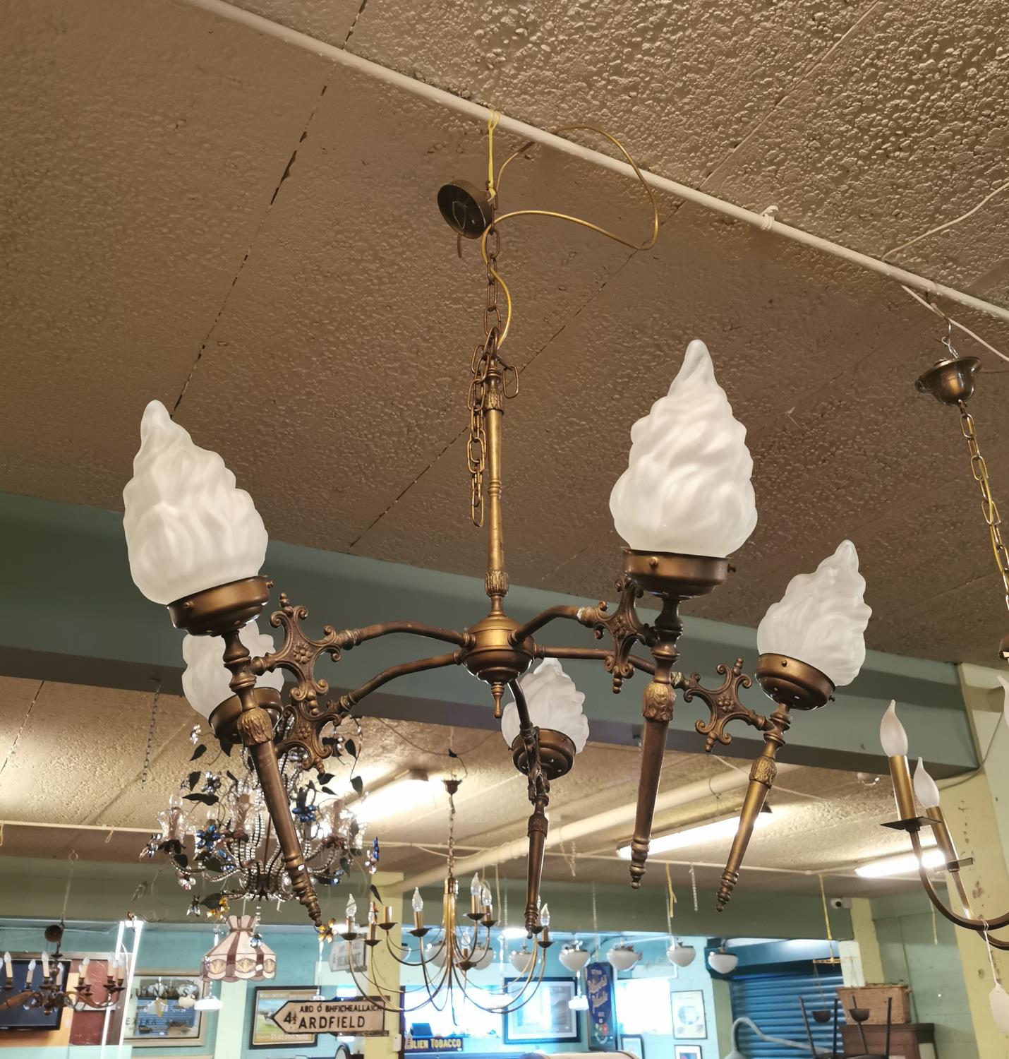 Pair of exceptional quality early 20th C. brass chandeliers. - Bild 2 aus 4