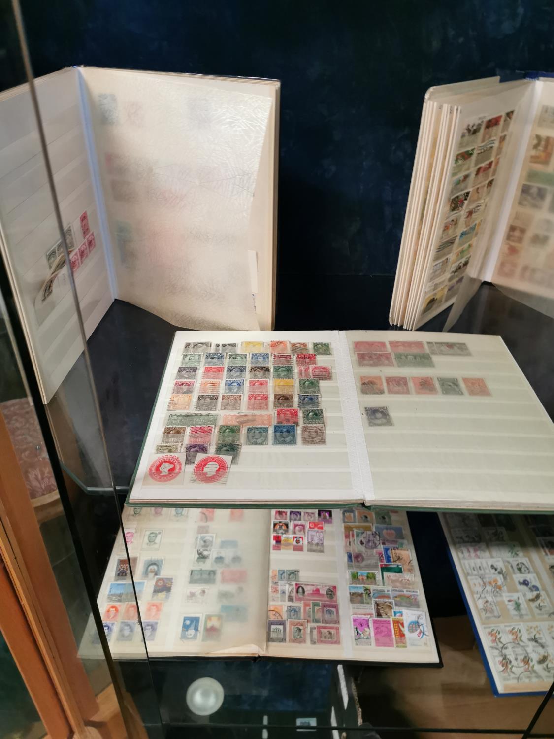 Large stamp collection. - Image 2 of 6