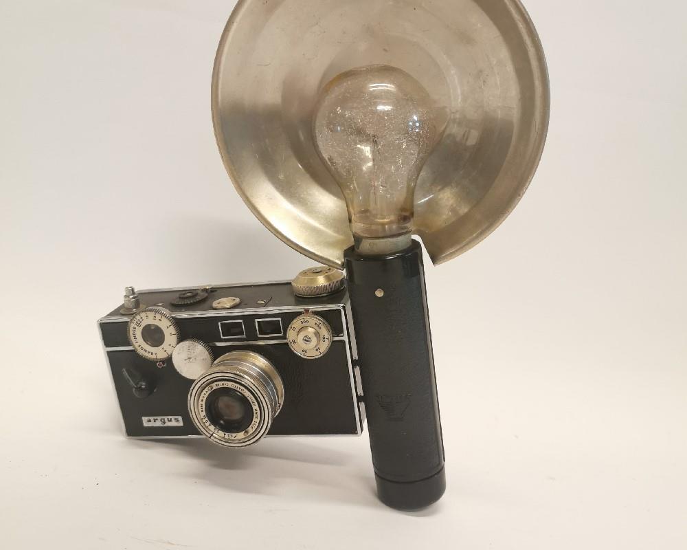 1950's Argus Camera. (27 cm X 22 cm L). - Bild 2 aus 4