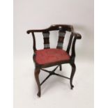 Good quality Edwardian mahogany corner chair on cabriole legs. {74 cm H x 70 cm W x 63 cm D}.