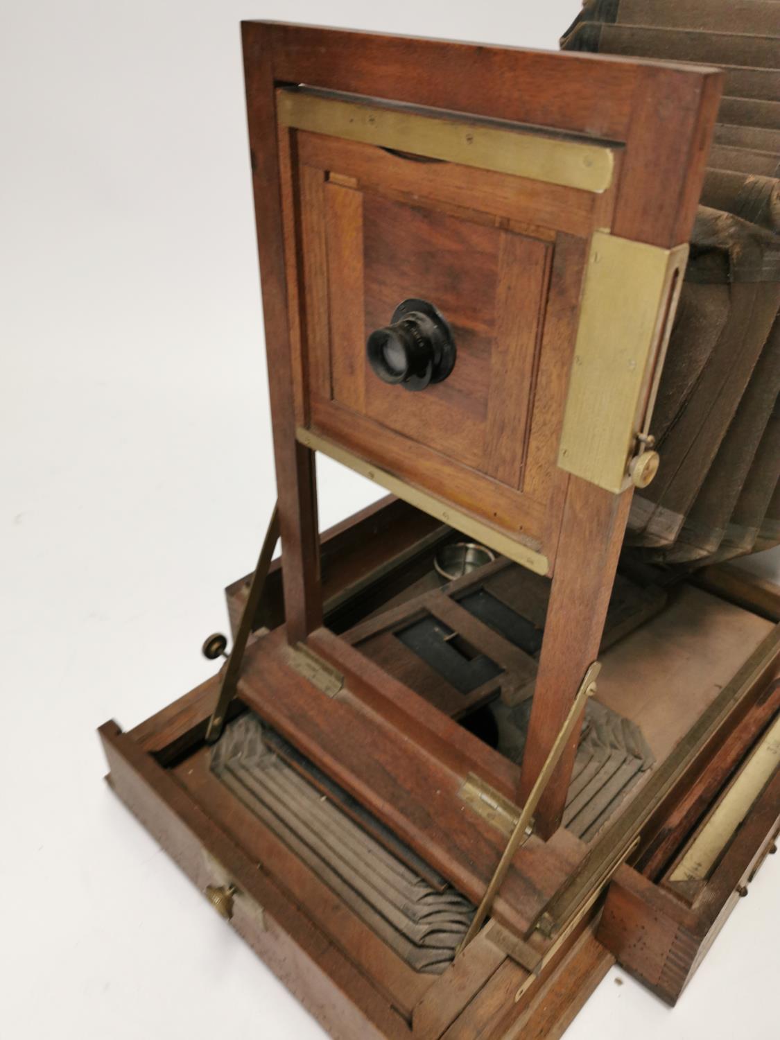 Early 20th C. mahogany and brass camera. - Bild 2 aus 4