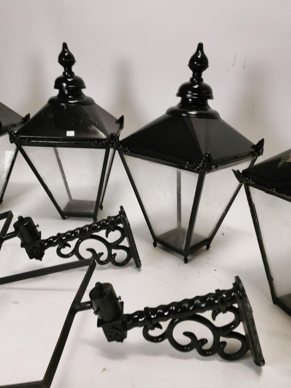 Set of four painted brass lanterns with wall brackets. {82 cm H x 43 cm W x 82 cm D}. - Image 2 of 2