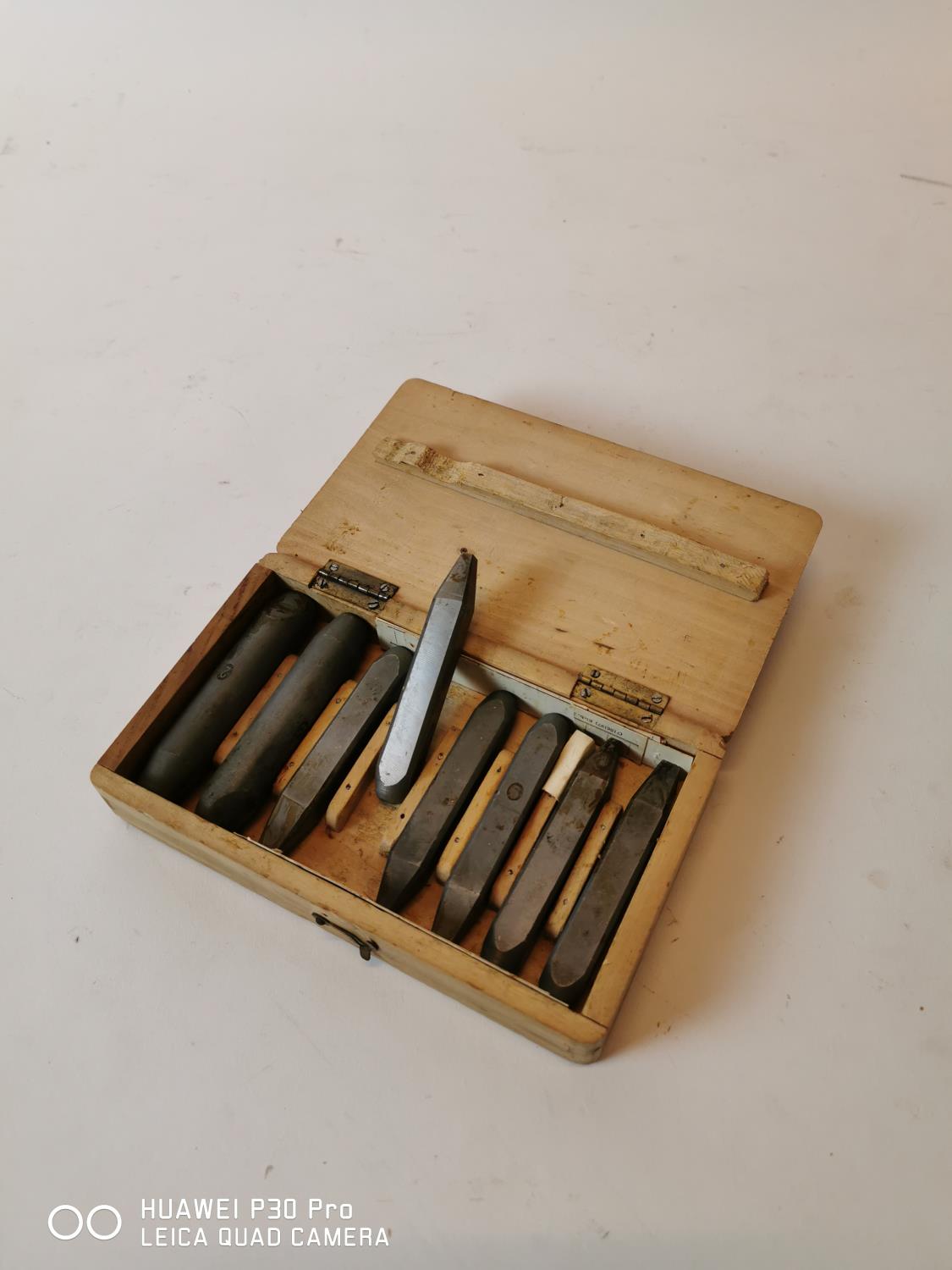 1950's punch set in original box. (4 cm H x 17 cm W x 10 cm D)