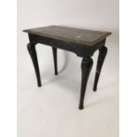 Irish Georgian mahogany centre table. {71 cm H x 73 cm L x 43 cm D}.