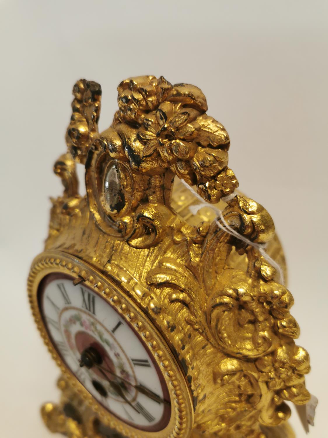 Gilded metal mantle clock. - Image 3 of 4