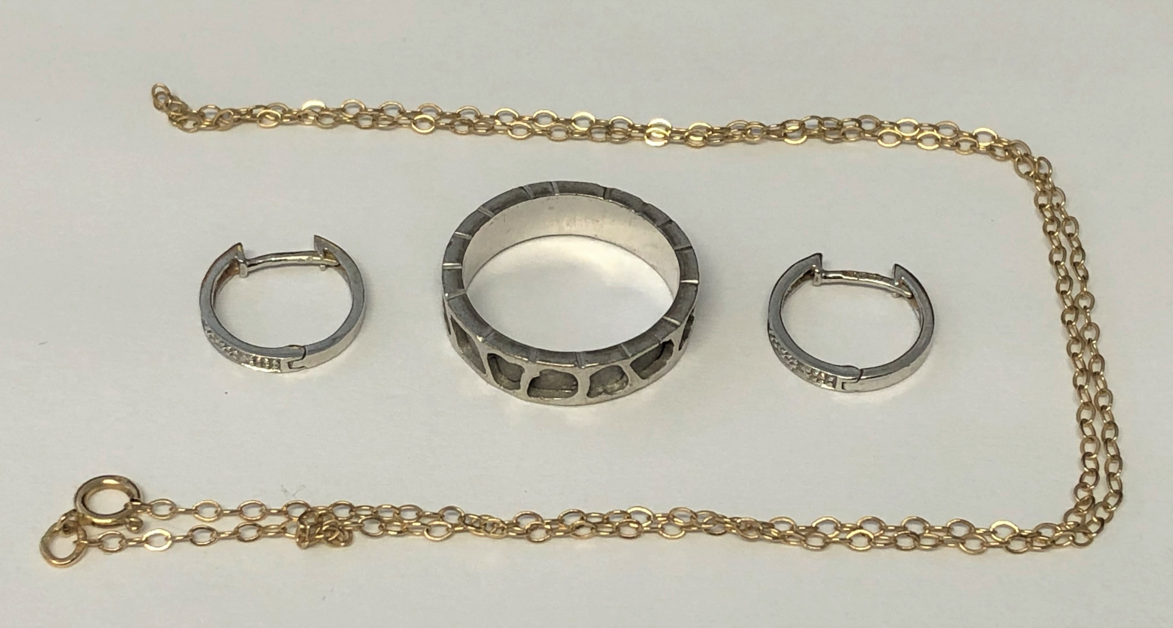 18CT WHITE GOLD BAND 4.4G APPROX A 9CT GOLD TRACE CHAIN AND 9CT WHITE GOLD HALF HOOP EARRINGS1.