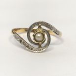 UNMARKED TESTED GOLD PEARL AND DIAMOND SWIRL RING SIZE P