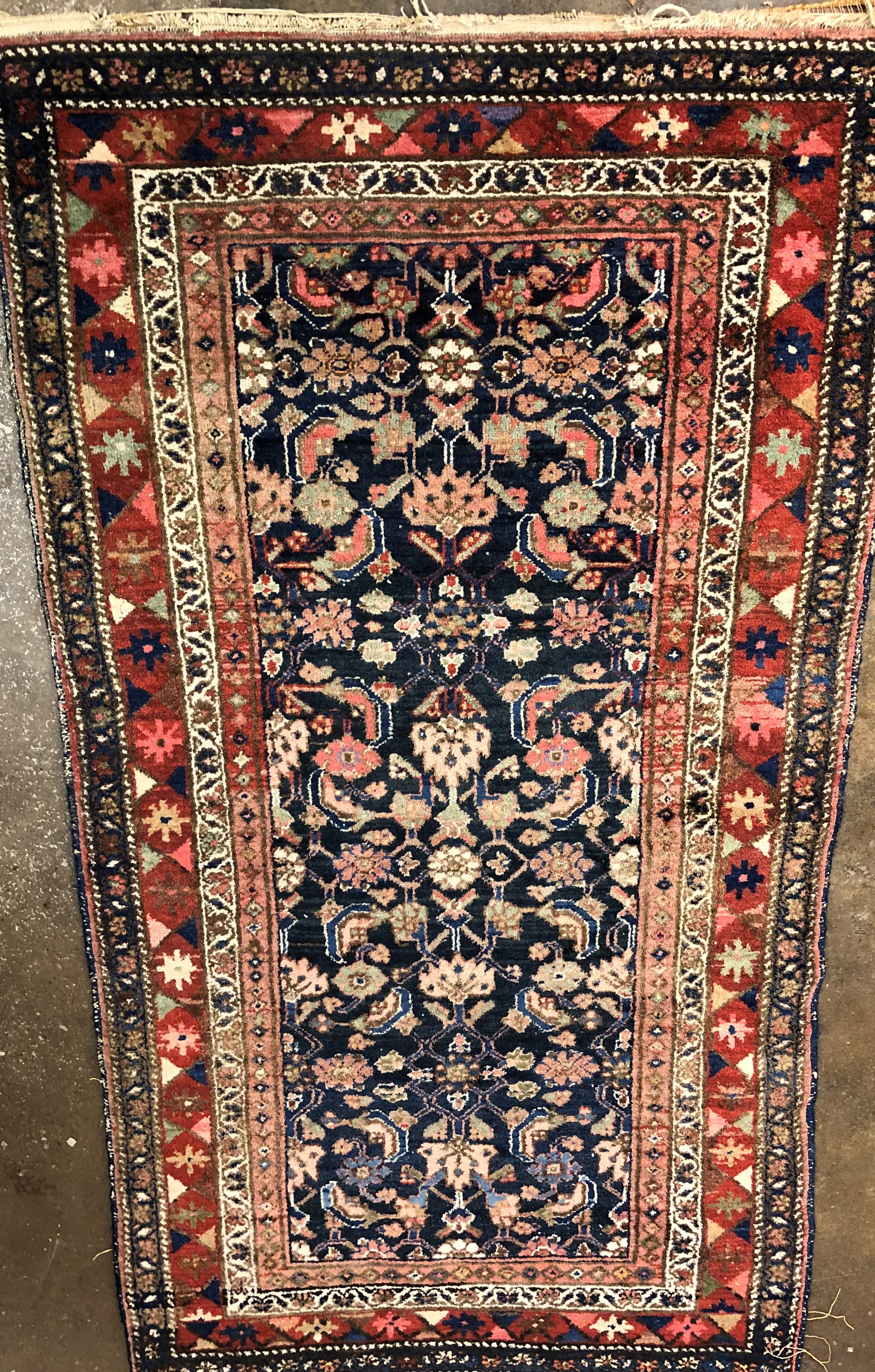 20 TH CENTURY CAUCASIAN CARPET WITH CENTRAL FLORAL MOTIFS ON A BLUE GROUND WITHIN GEOMETRIC PATTERN - Image 3 of 5