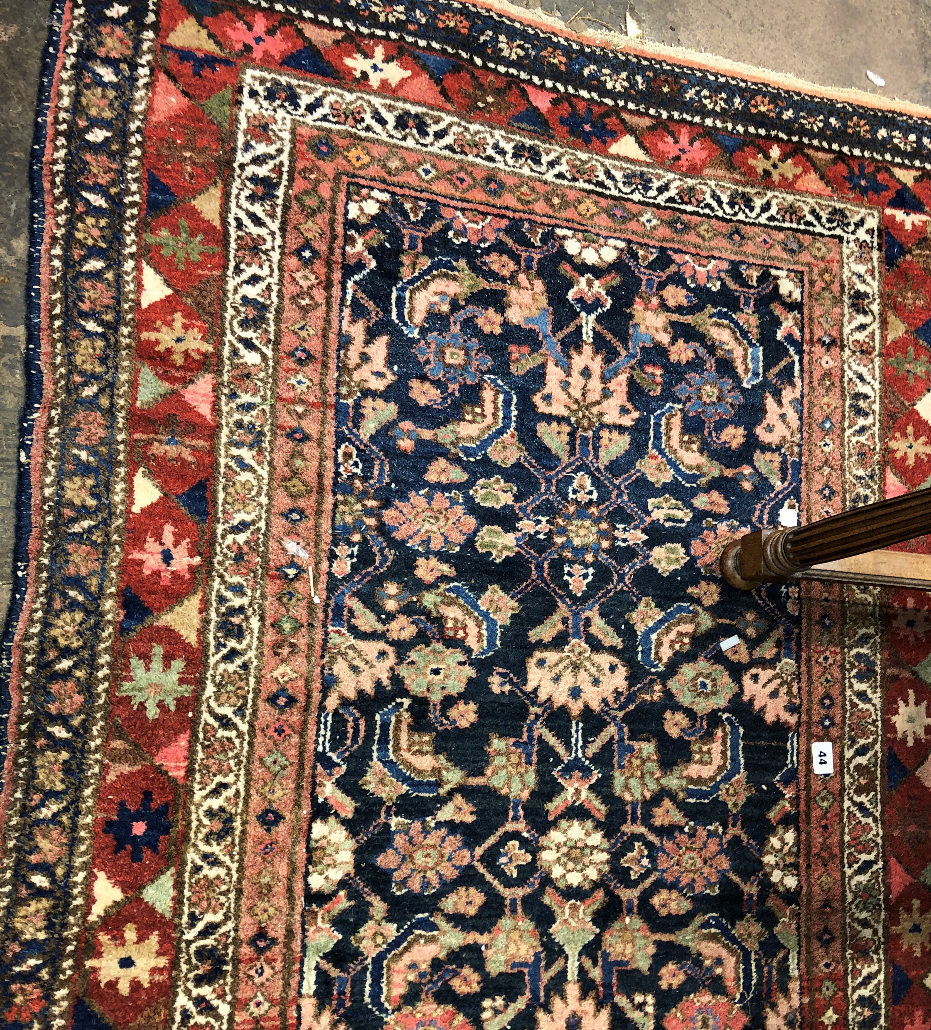 20 TH CENTURY CAUCASIAN CARPET WITH CENTRAL FLORAL MOTIFS ON A BLUE GROUND WITHIN GEOMETRIC PATTERN - Image 2 of 5