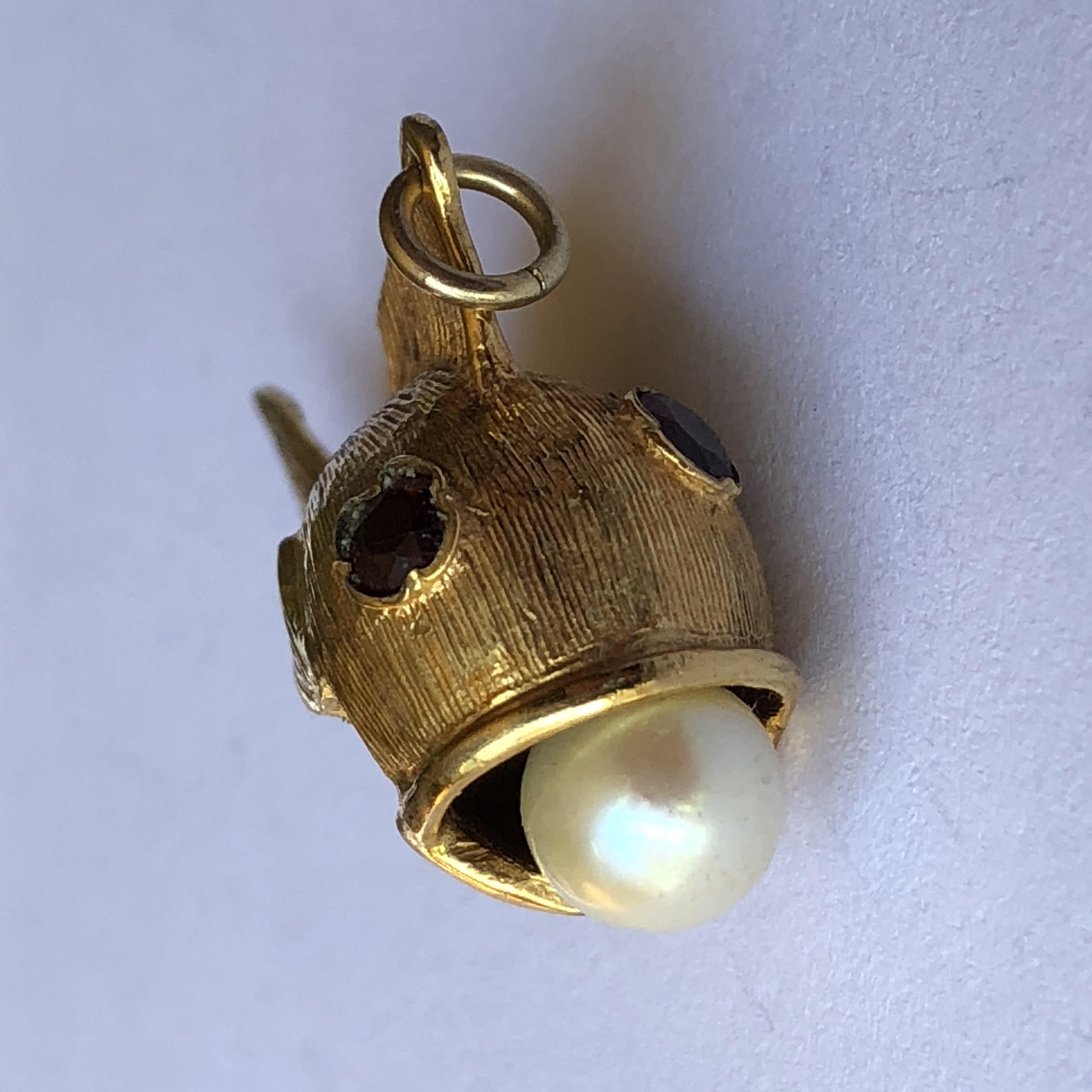 A 9CT GOLD NOVELTY CHARM IN FORM OF A FISH WITH INSET RUBY EYES AND PEARL IN ITS MOUTH 5. - Image 3 of 3