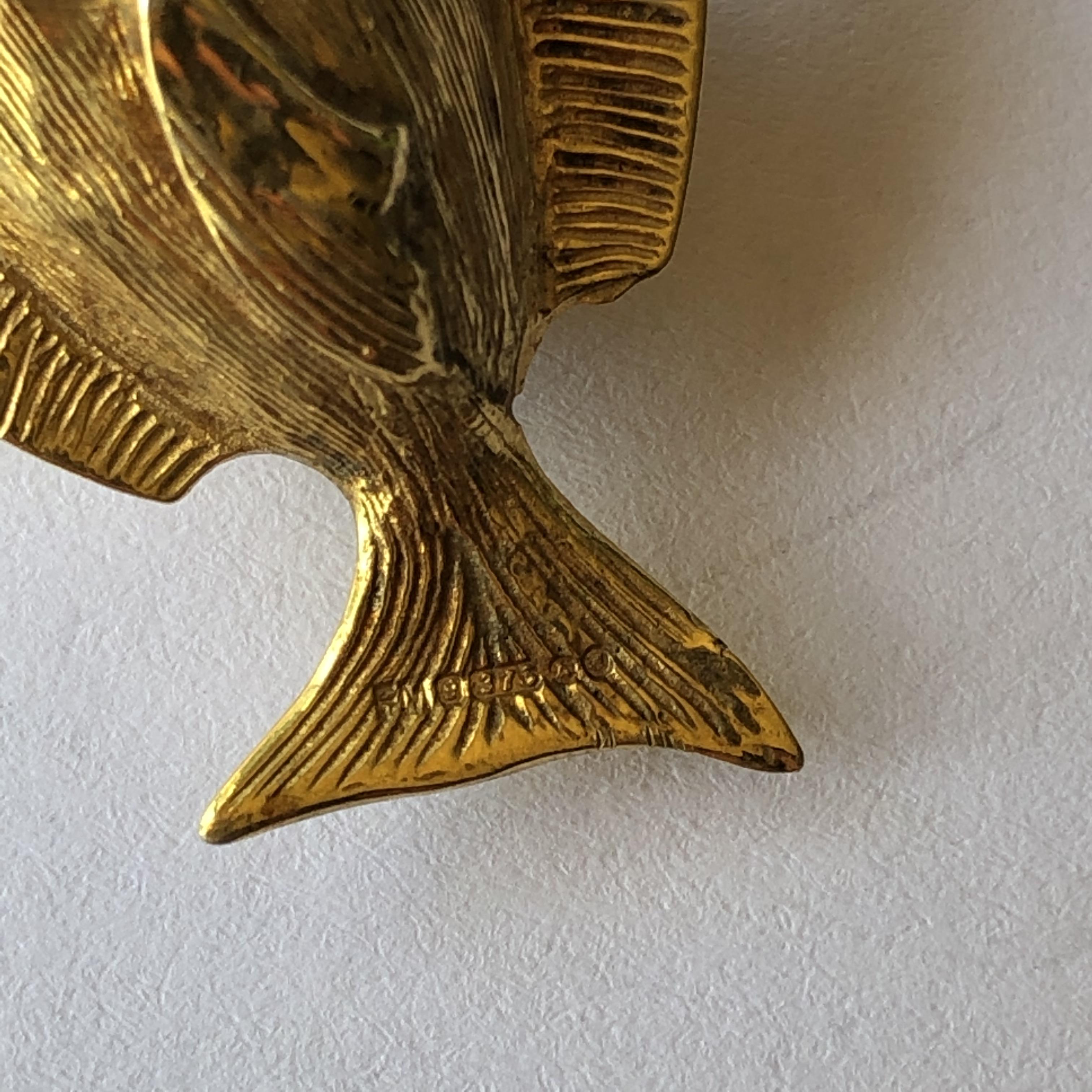 A 9CT GOLD NOVELTY CHARM IN FORM OF A FISH WITH INSET RUBY EYES AND PEARL IN ITS MOUTH 5. - Image 2 of 3
