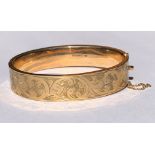9CT GOLD ENGRAVED BANGLE WITH SAFETY CHAIN 17.