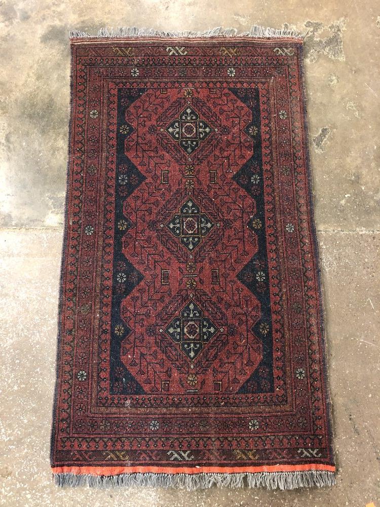 20TH CENTURY CARPET RUNNER WITH BLACK LOZENGE MOTIFS ON A RED BACKGROUND-FRINGED77CMX133CM - Image 2 of 3