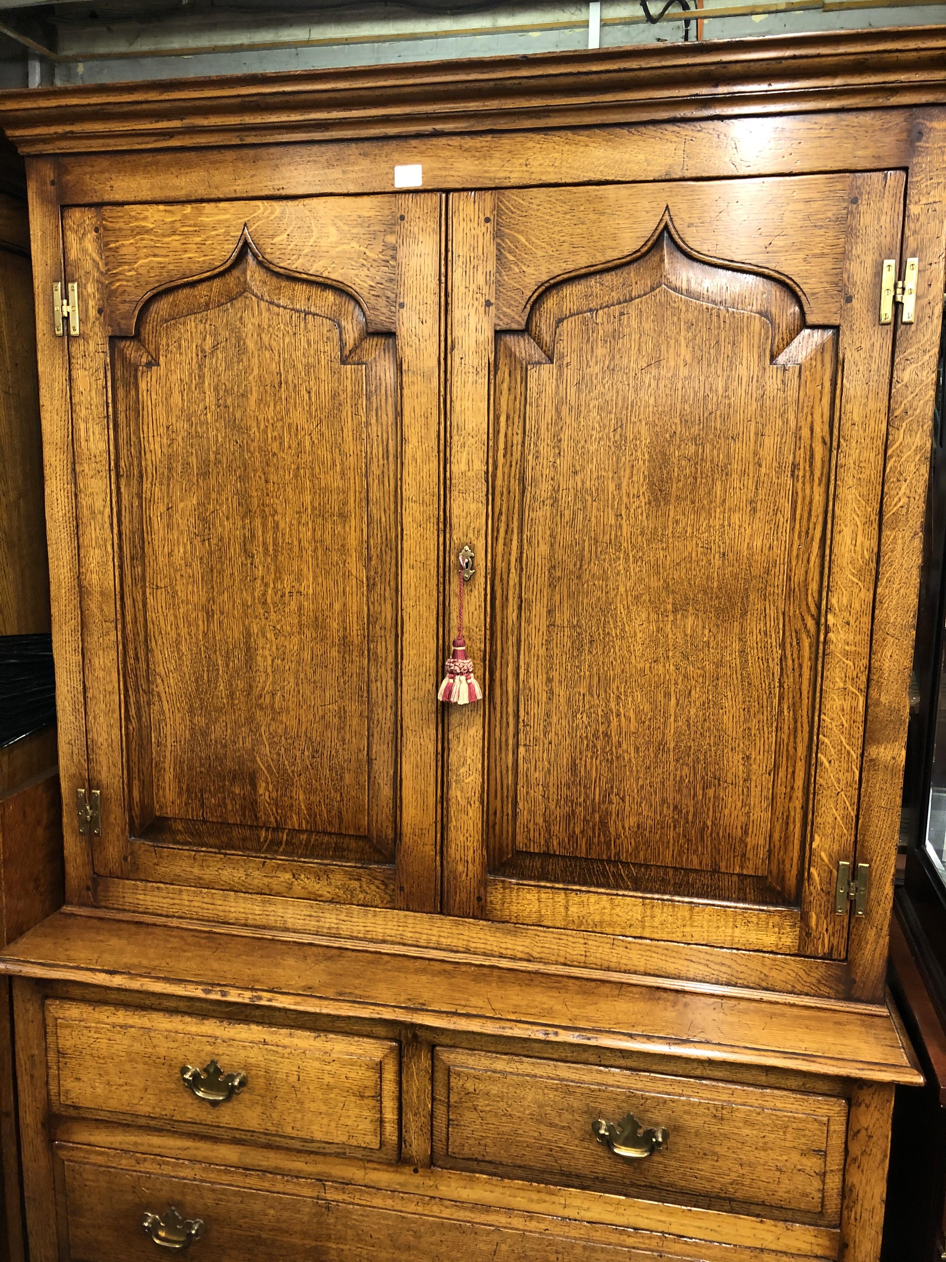 GOOD QUALITY COTSWOLD OAK STYLE GEORGIAN DESIGN LINEN PRESS CUPBOARD - Image 2 of 3