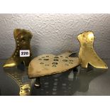 VICTORIAN BRASS HEART SHAPED TRIVET AND PAIR OF BRASS BOOT REFLECTORS STANDS