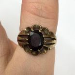 9CT GOLD GARNET SIGNET RING 5.