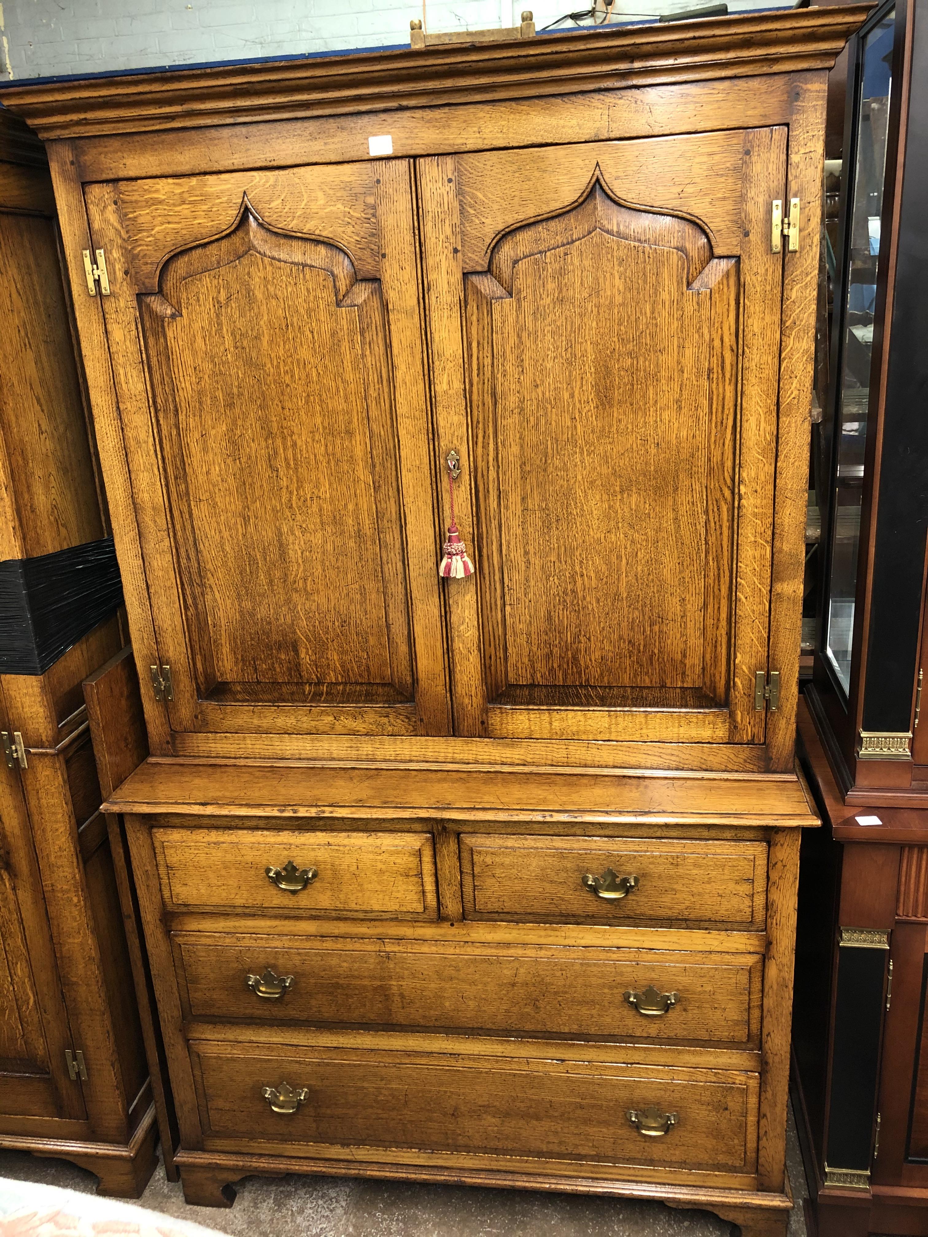 GOOD QUALITY COTSWOLD OAK STYLE GEORGIAN DESIGN LINEN PRESS CUPBOARD