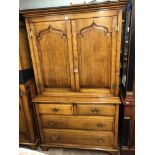 GOOD QUALITY COTSWOLD OAK STYLE GEORGIAN DESIGN LINEN PRESS CUPBOARD