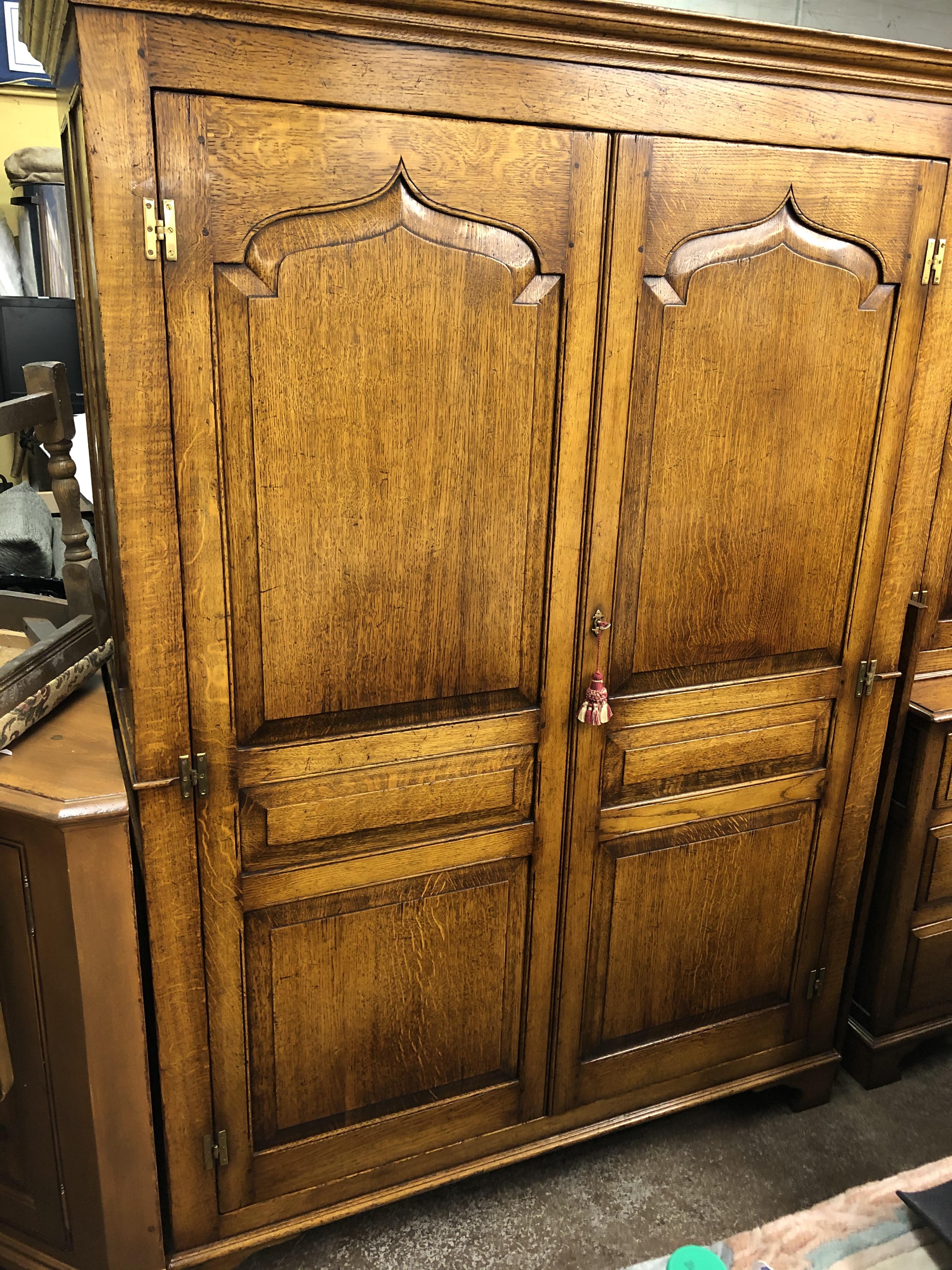 GOOD QUALITY COTSWOLD OAK STYLE GEORGIAN DESIGN WARDROBE