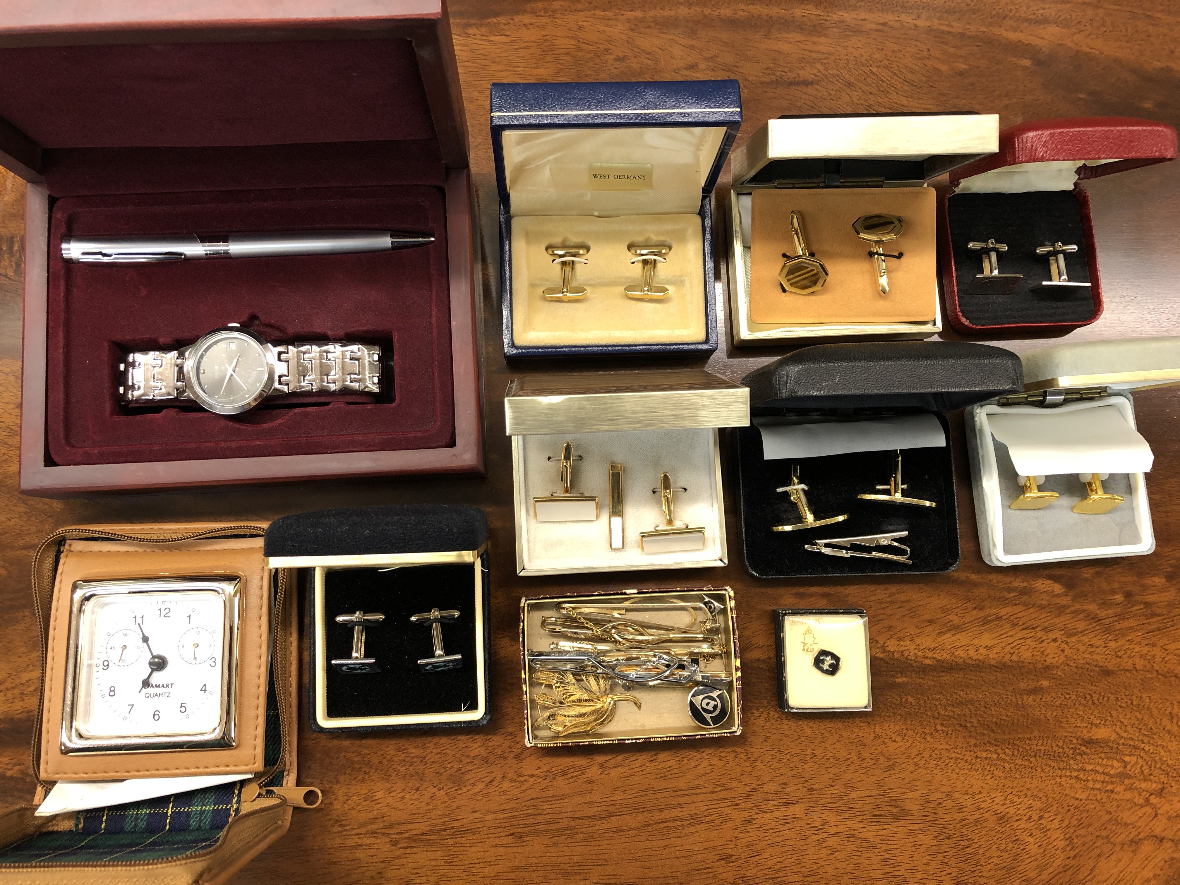 SELECTION OF BOXED CUFFLINK SETS, GOLD PLATED AND CHROMIUM PLATED TIE SLIDES,