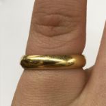 18CT GOLD WEDDING BAND SIZE J 4.