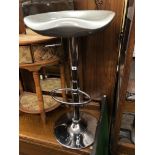 CHROMIUM HYDRAULIC BREAKFAST STOOL