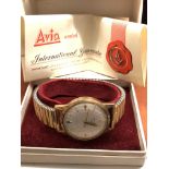 GENTLEMAN'S AVIA DELUXE 21 JEWEL AUTOMATIC WRIST WATCH ON EXPANDING BRACELET