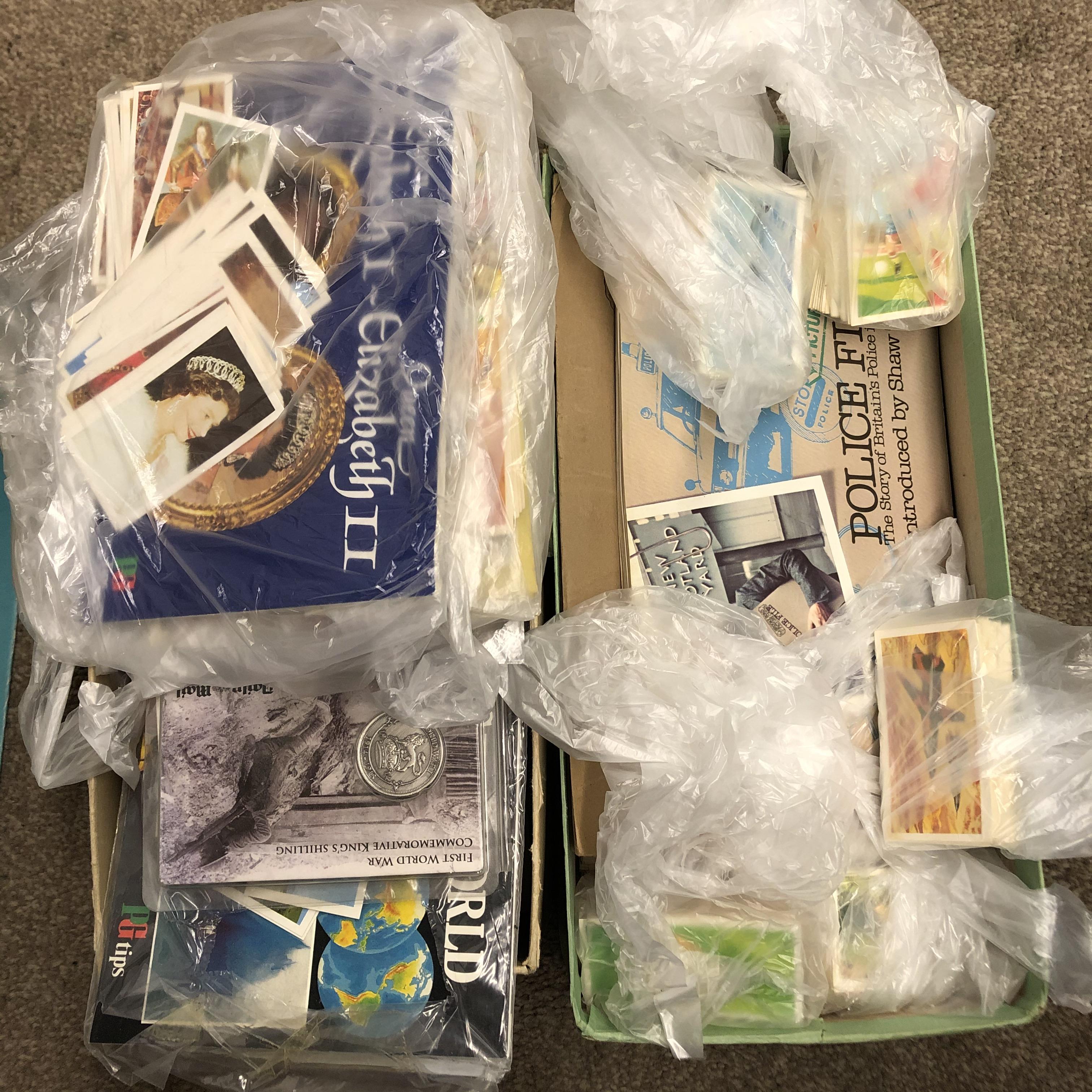 SHOEBOX OF MISCELLANEOUS TEA CARDS AND ALBUMS AND A BOX OF BAGS OF LOOSE TEA CARDS