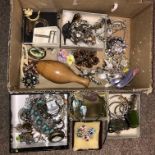 BOX OF MISCELLANEOUS COSTUME JEWELLERY INCLUDING MARCASITE BROOCHES,