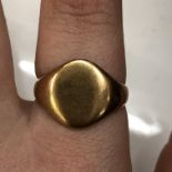 18CT GOLD SIGNET RING SIZE R 7.