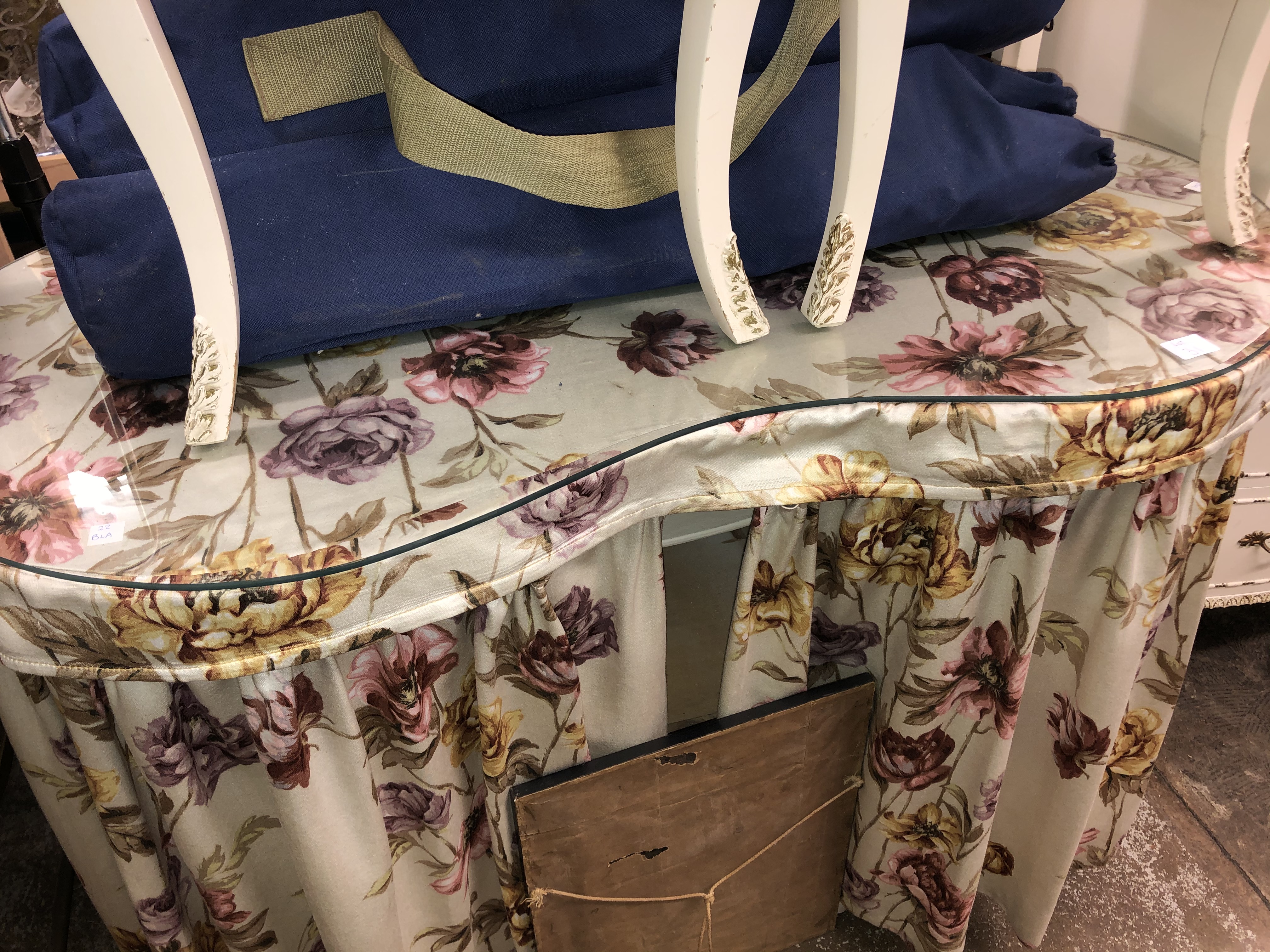 KIDNEY SHAPED DRESSING TABLE AND A PAIR OF CREAM PAINTED THREE DRAWER CHESTS - Image 3 of 3