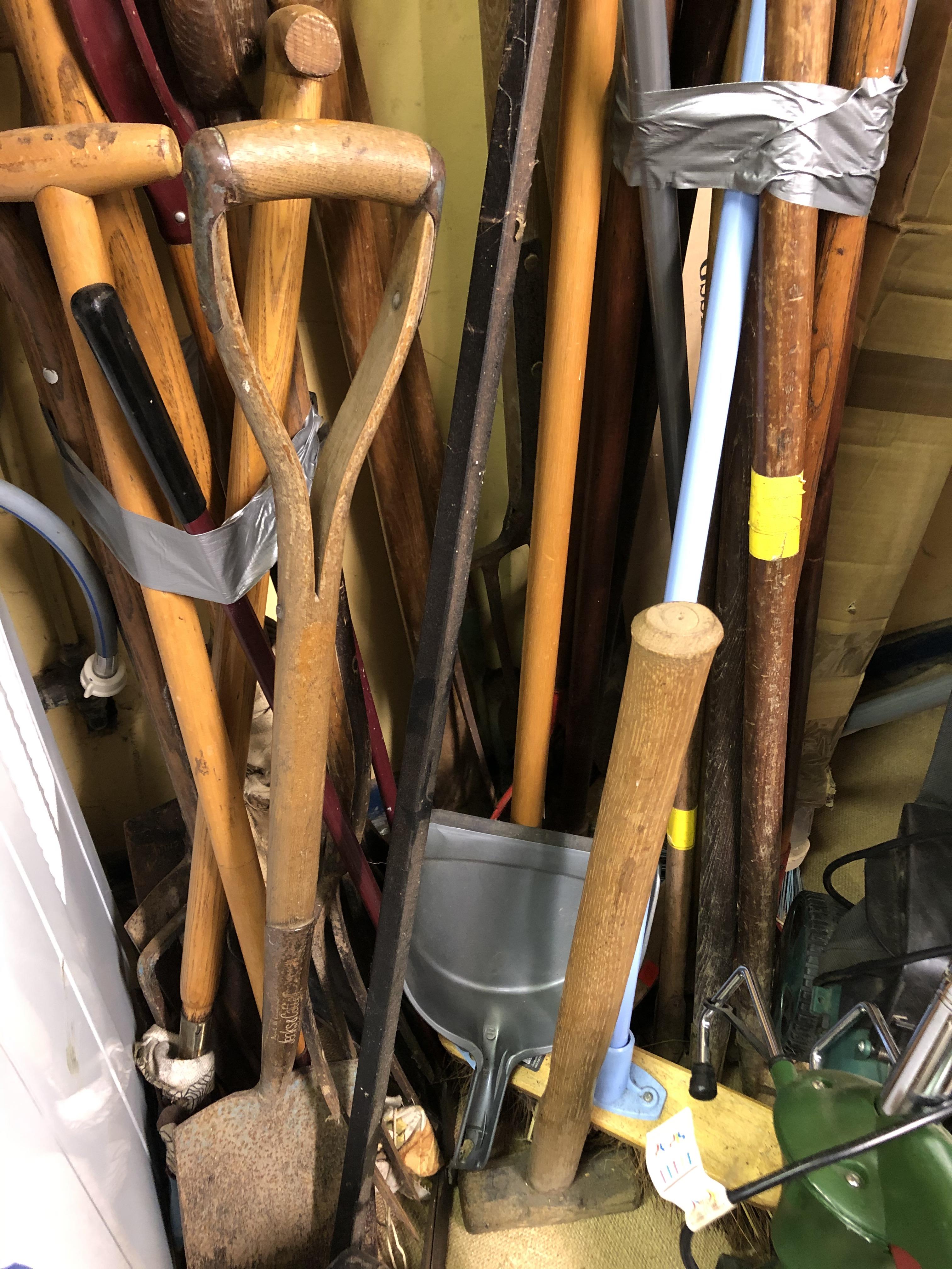 LARGE QUANTITY OF VARIOUS GARDEN TOOLS, BROOMS, - Image 2 of 3