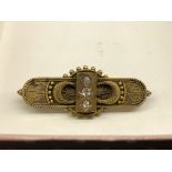 VICTORIAN UNMARKED YELLOW METAL THREE DIAMOND BAR BROOCH 10G APPROX