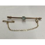 9CT GOLD AND AQUA MARINE BAR BROOCH WITH SAFETY CHAIN 2.