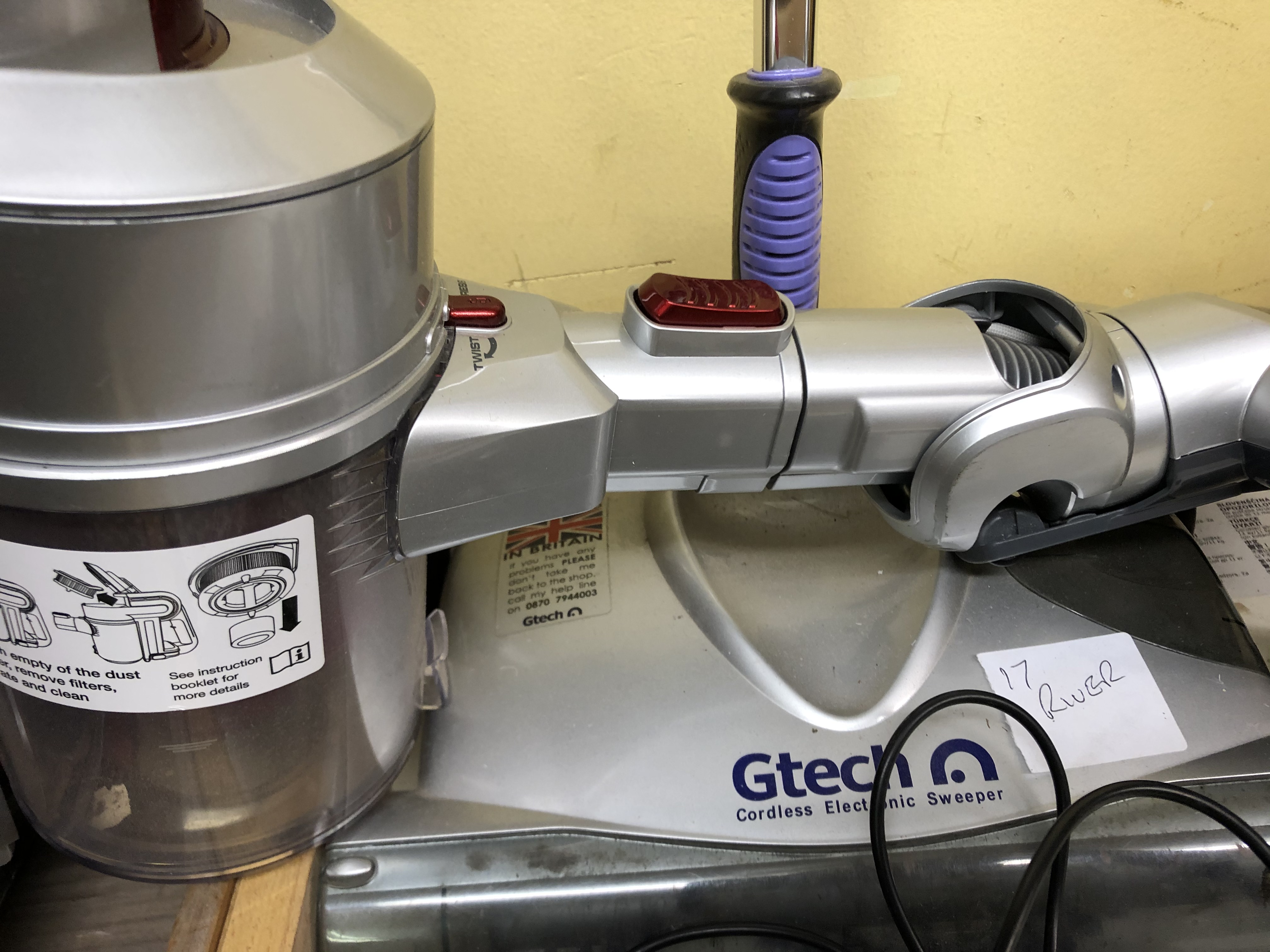 HAND HELD SUPER SLEEK VAC AND GTECH SUPER SWEEP SWEEPER - Image 4 of 5