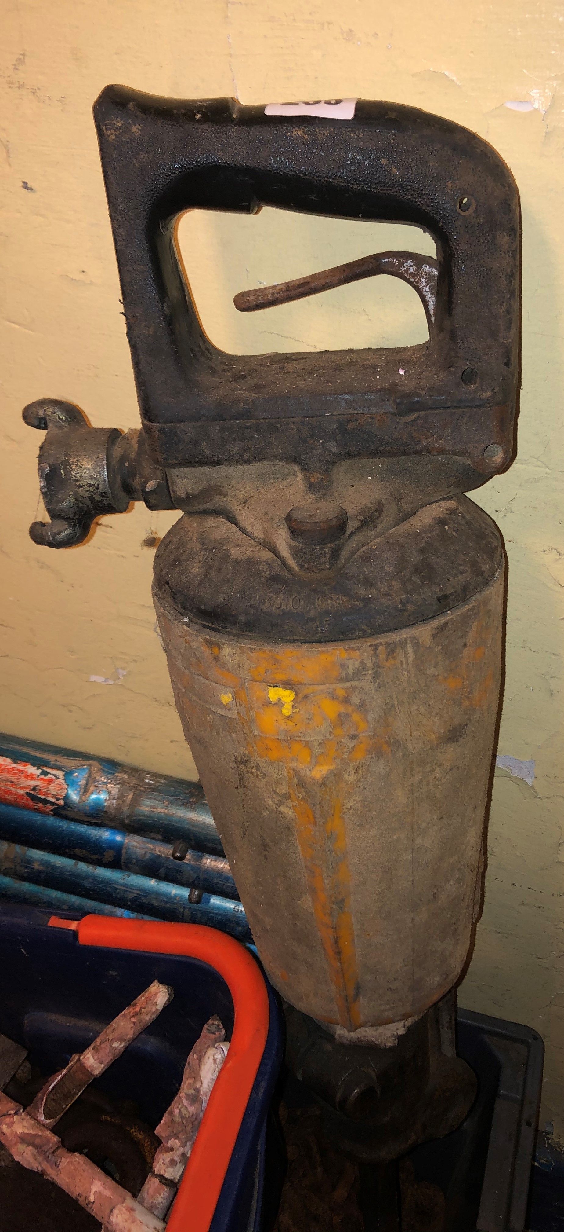 HYDRAULIC JACK HAMMER WITH A TUB OF VARIOUS BITS AND A HYDRAULIC HOSE