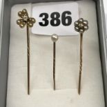 UNMARKED ROSE AND YELLOW METAL CLOVER SEED PEARL STICK PIN,