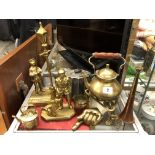 SELECTION OF BRASS INCLUDING A LAMP LIGHTER FIGURE