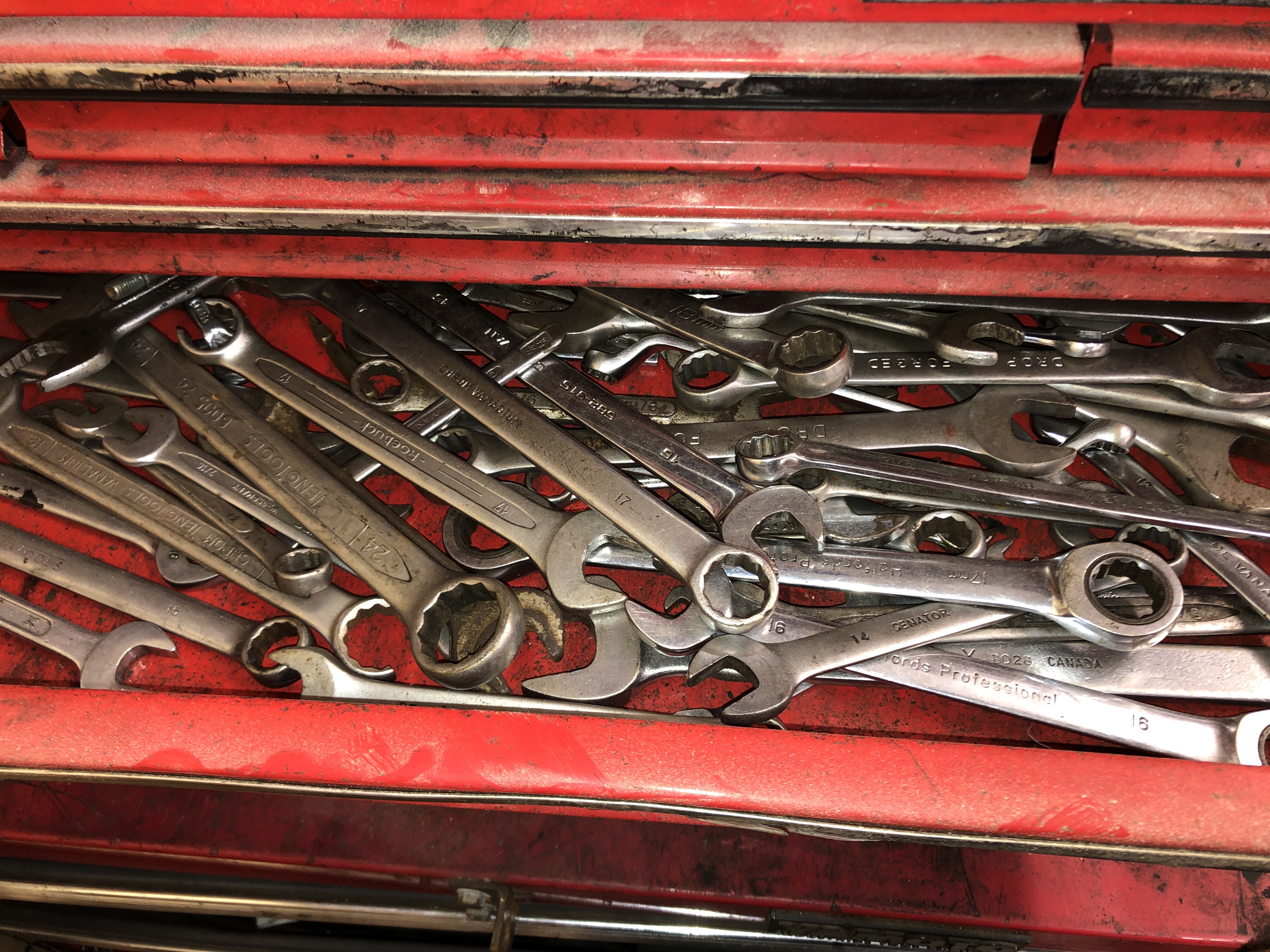 RED MAC TOOLS MECHANICS MOBILE CABINET CONTAINING ASSORTED TOOLS, RING SPANNERS, WRENCHES, - Image 3 of 7