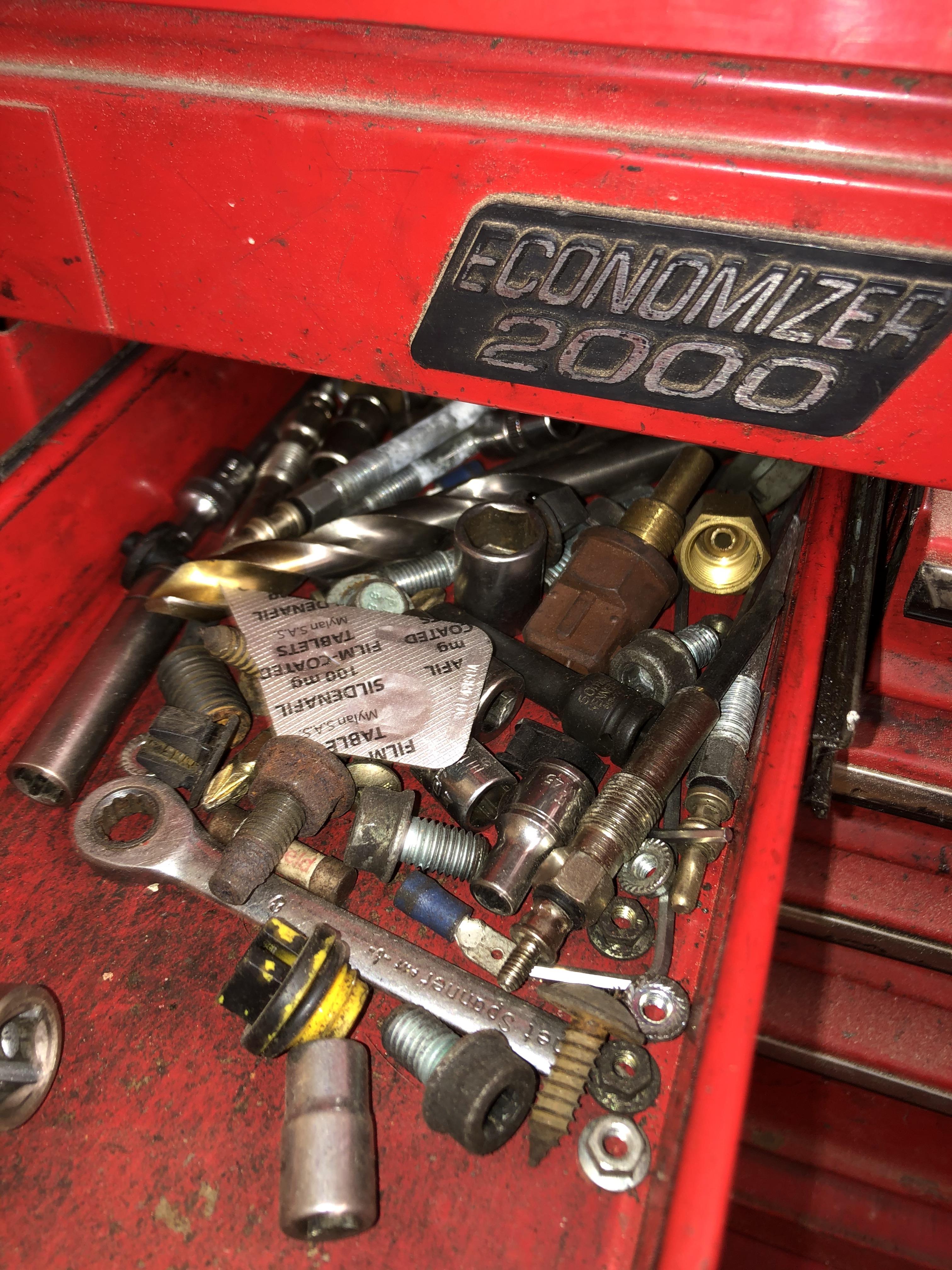 RED MAC TOOLS MECHANICS MOBILE CABINET CONTAINING ASSORTED TOOLS, RING SPANNERS, WRENCHES, - Image 5 of 7