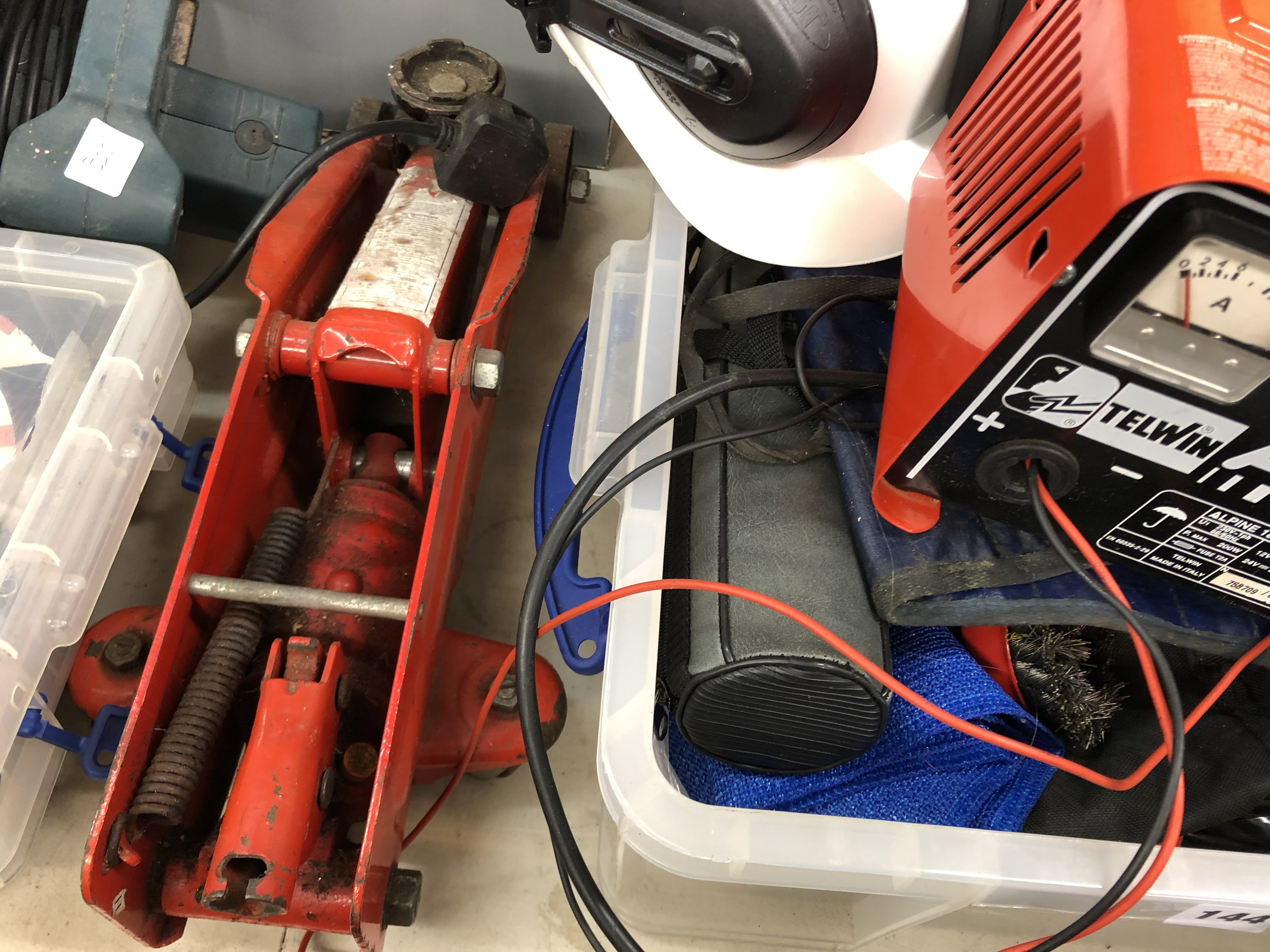 HYDRAULIC TROLLEY JACK, ALPINE BATTERY CHARGER, TUB OF VARIOUS TOOLS, SPANNERS, - Image 3 of 5